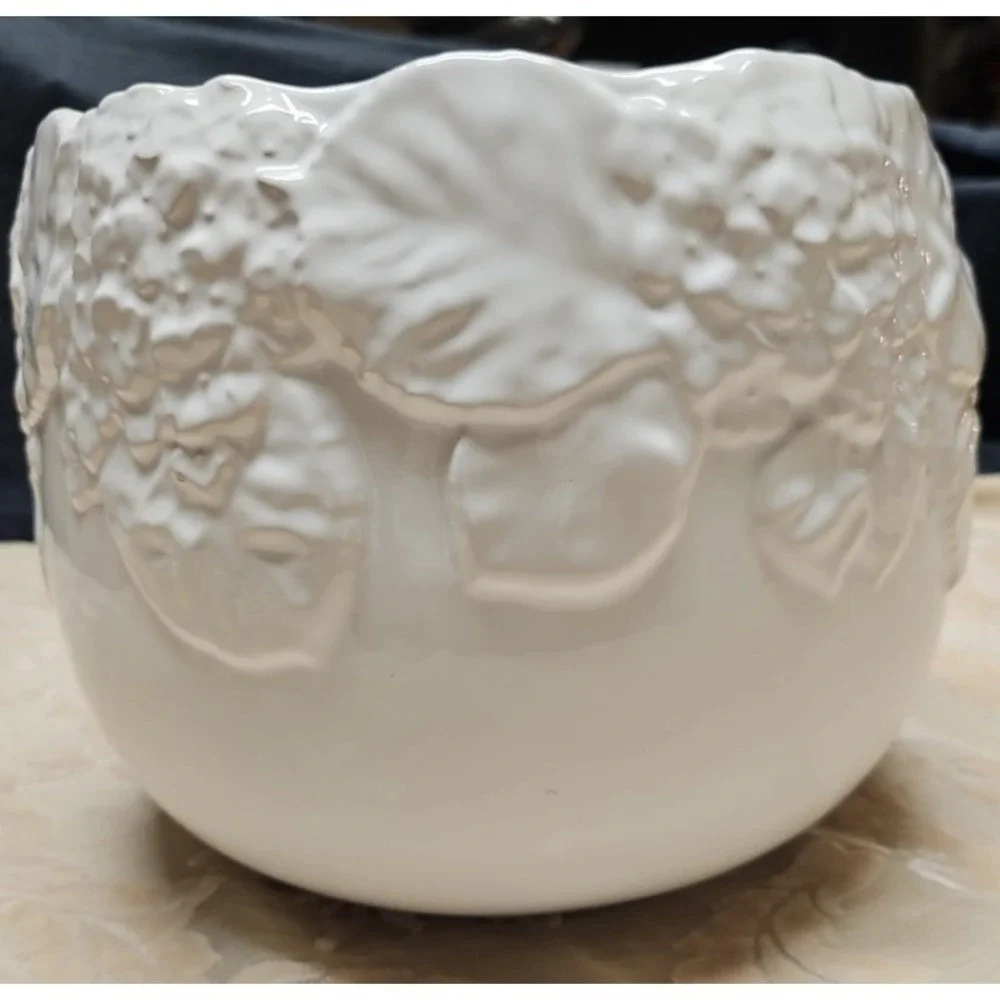 Vntg‎ Large white planter with leaves and flowers molded in pottery